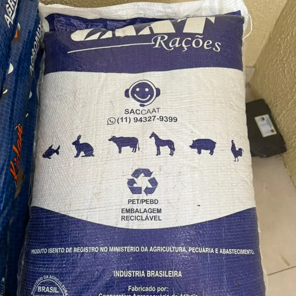 Saco de ração para aves na loja