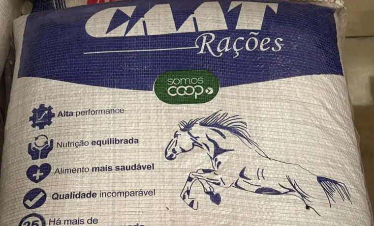 Saco de ração para cavalo na loja