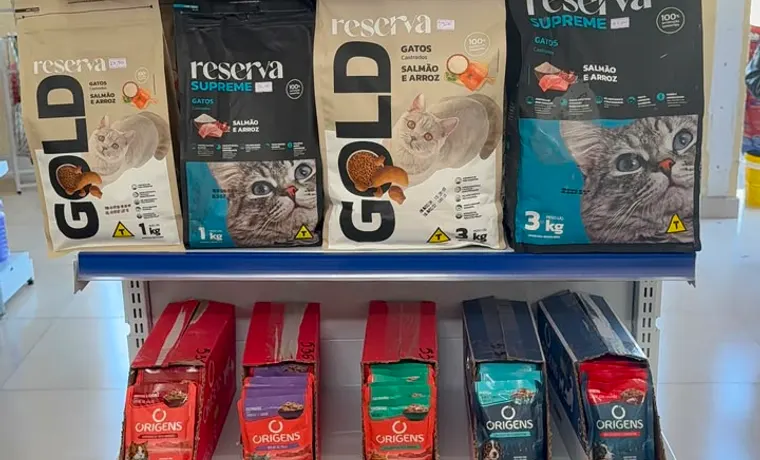 Petiscos, biscoitos e rações no mostruário da loja